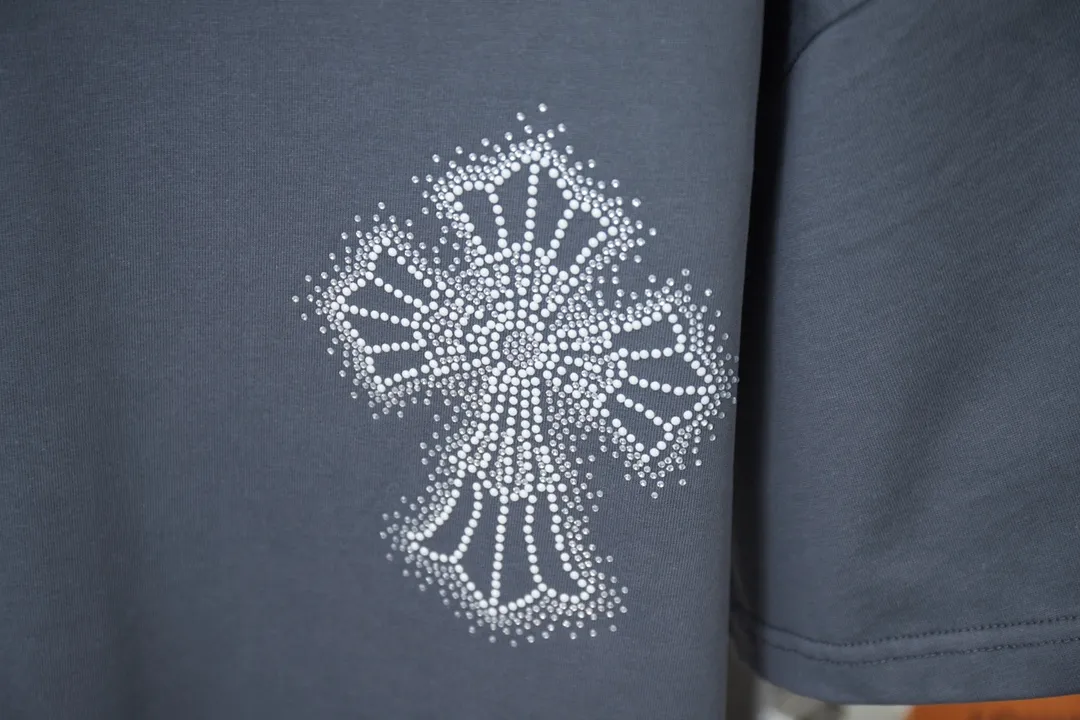 🅿️200 Chrome Hearte 25SS early spring new model, hot diamond short sleeves, light luxury, essential item for daily commuting for men and women, correct version, welcome to compare, detailed features · 280 grams of 100% pure cotton double yarn jersey fabric · Special thickened 32 pieces of double-strand 1X1 thread in the same vat custom dyeing · Imported Australian matte pearlescent diamonds · Double needle stitching and cross-stitching technology · Original main mark, washed tag, brand moisture-proof paper packaging Color: black/white/grey Size: S/M/L/XL